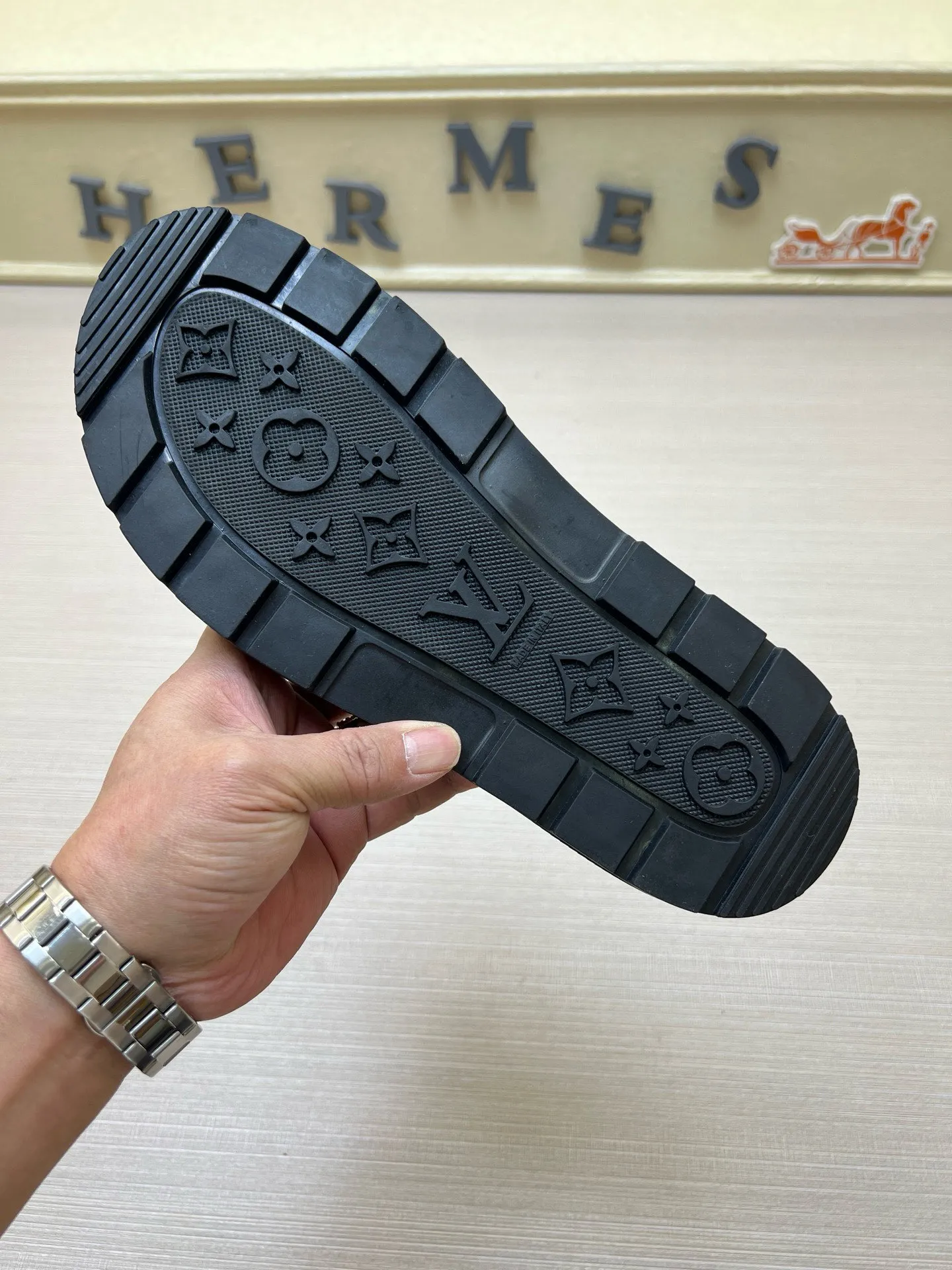 P270🏆Louis Vuitton 🏆[Louis Vuitton] Spring/Summer 2025 [Men's Flip Flops] 🎯🎯As an active family in the fashion industry ⭐ Lv is characterized by bold innovation ⚡Create this casual business style for Chinese fashionable men ✨The fabric is made of imported high-grade cowhide 🔥 Clean and neat ⚡Fashionable and elegant🌹Breathable, sweat-absorbent and deodorant👈So luxurious, high-end and domineering. 👍Must be sold if you repost the picture. Number of yards: 38--46. Color: 🎉 For large quantities. Welcome to repost.